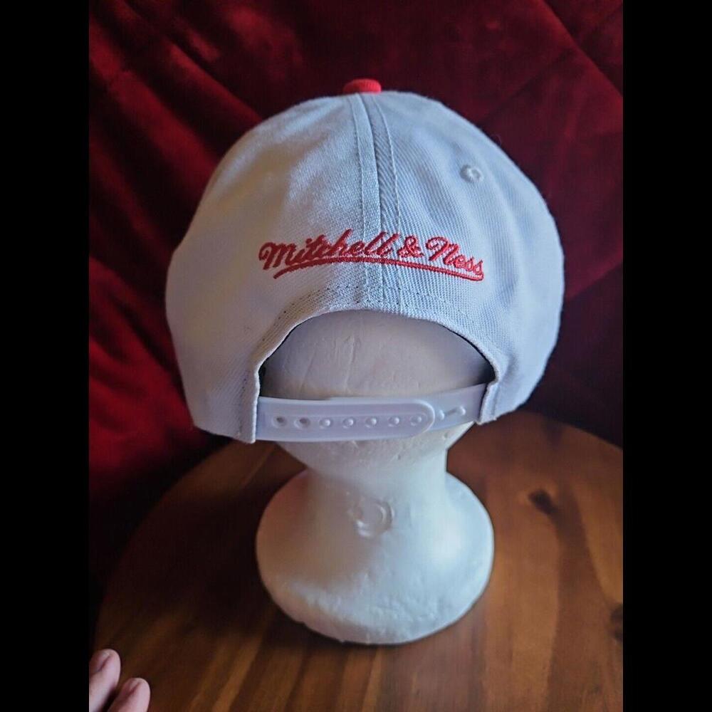 Mitchell & Ness Core Basic Chicago Bulls Wht/Red Snapback OSFA - Picture 4 of 7